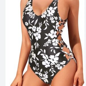 Holipick sexy Black and White Floral Swimsuit. New. XL